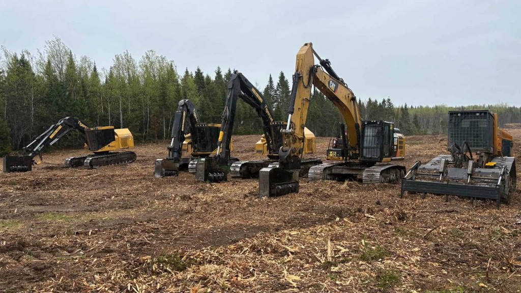 Flotte de machinerie FJS alignée sur un terrain déboisé