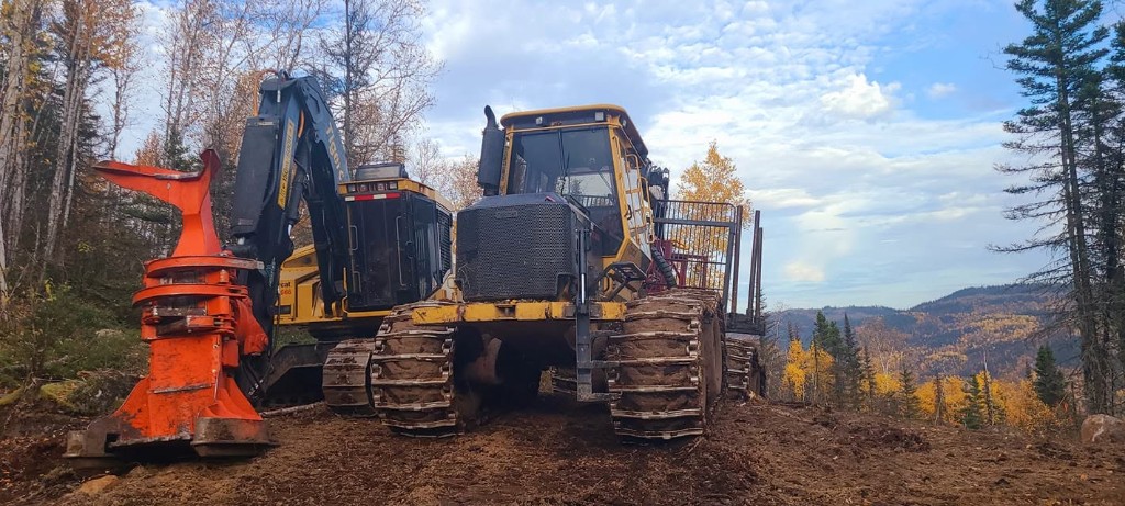 Machinerie forestière de FJS sur un chantier de la Côte-Nord